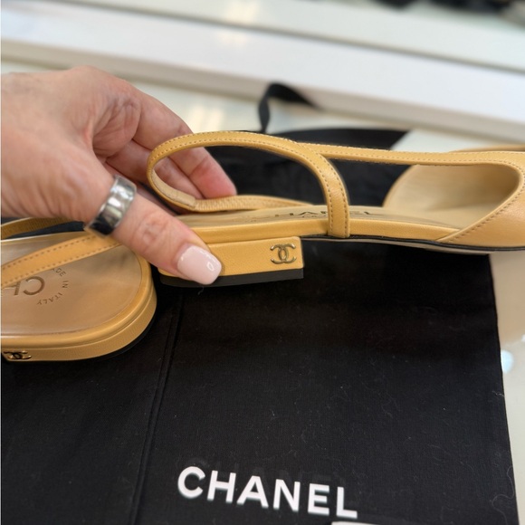 Chic Two-Tone Slingback Flats - Picture 6 of 10